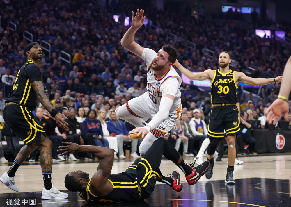 NBA激战！7人遭驱逐场面混乱，霍兰切跟斯图尔特哪又打一遍老詹！.