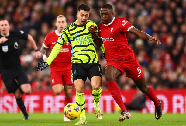 记者：新鹏城将披黄色球衣对海港，蓝色和对手紫色门将服冲突.